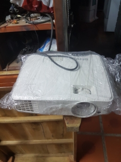 Máy chiếu trong phòng họp